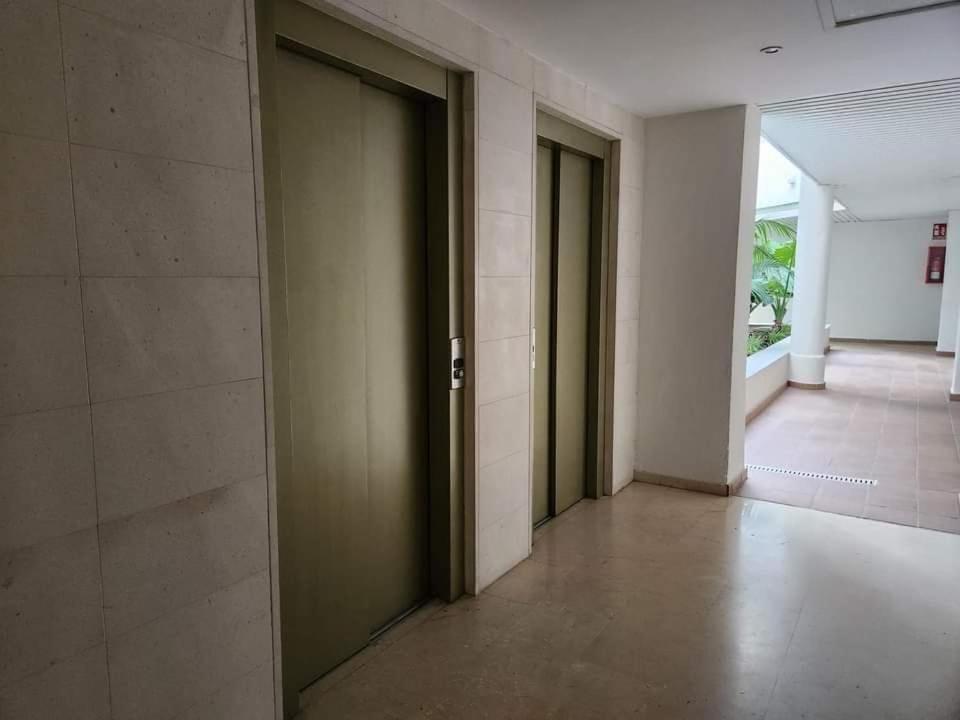 Apartment Beachfront Accommodation Estepona Exteriör bild