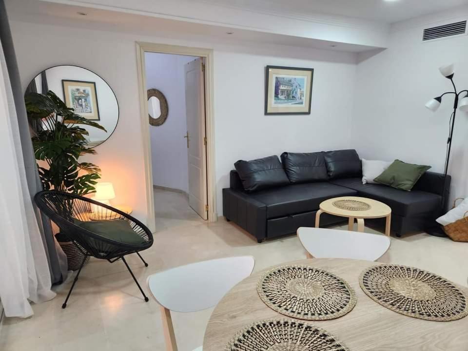 Apartment Beachfront Accommodation Estepona Exteriör bild
