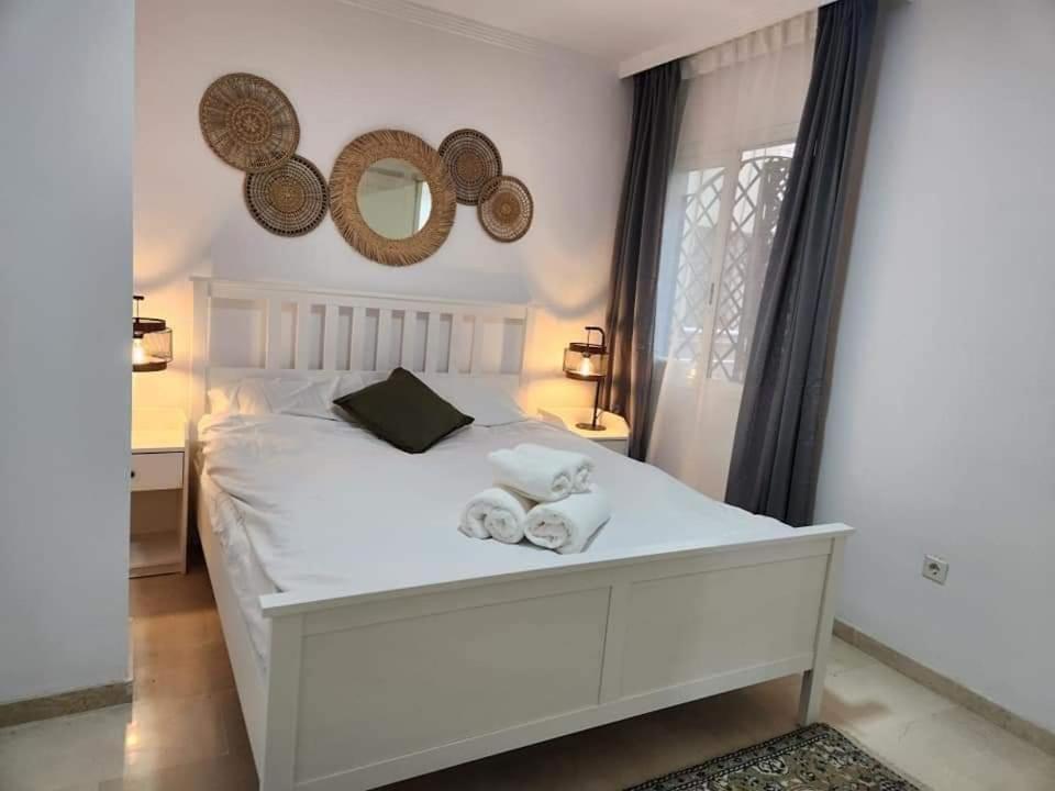 Apartment Beachfront Accommodation Estepona Exteriör bild