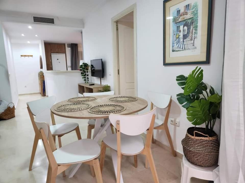 Apartment Beachfront Accommodation Estepona Exteriör bild