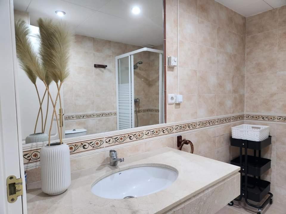 Apartment Beachfront Accommodation Estepona Exteriör bild