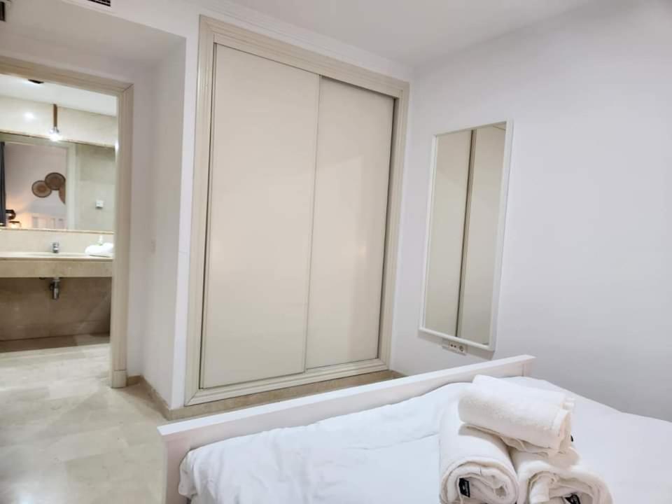 Apartment Beachfront Accommodation Estepona Exteriör bild
