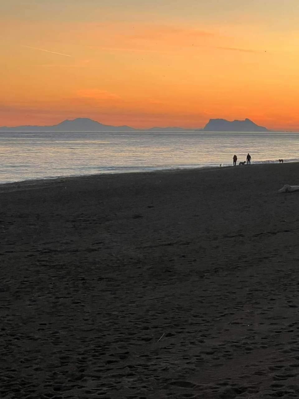 Apartment Beachfront Accommodation Estepona Exteriör bild