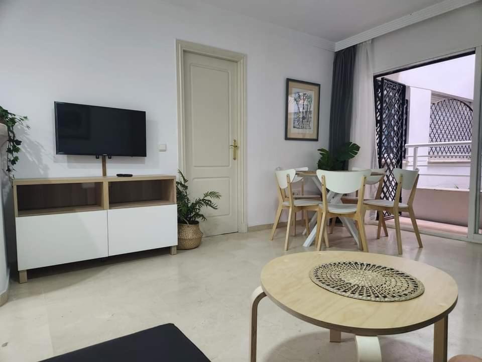 Apartment Beachfront Accommodation Estepona Exteriör bild