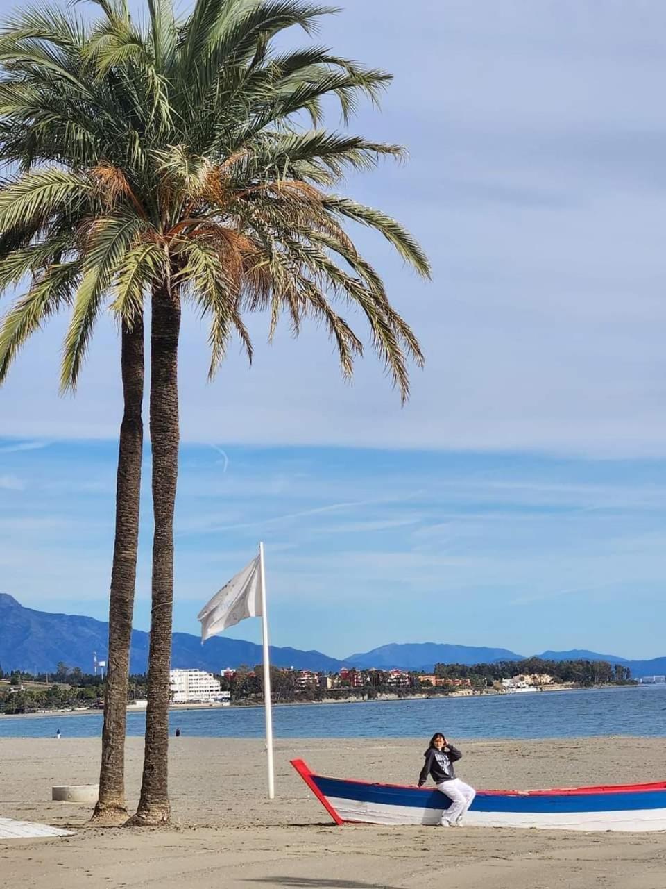 Apartment Beachfront Accommodation Estepona Exteriör bild